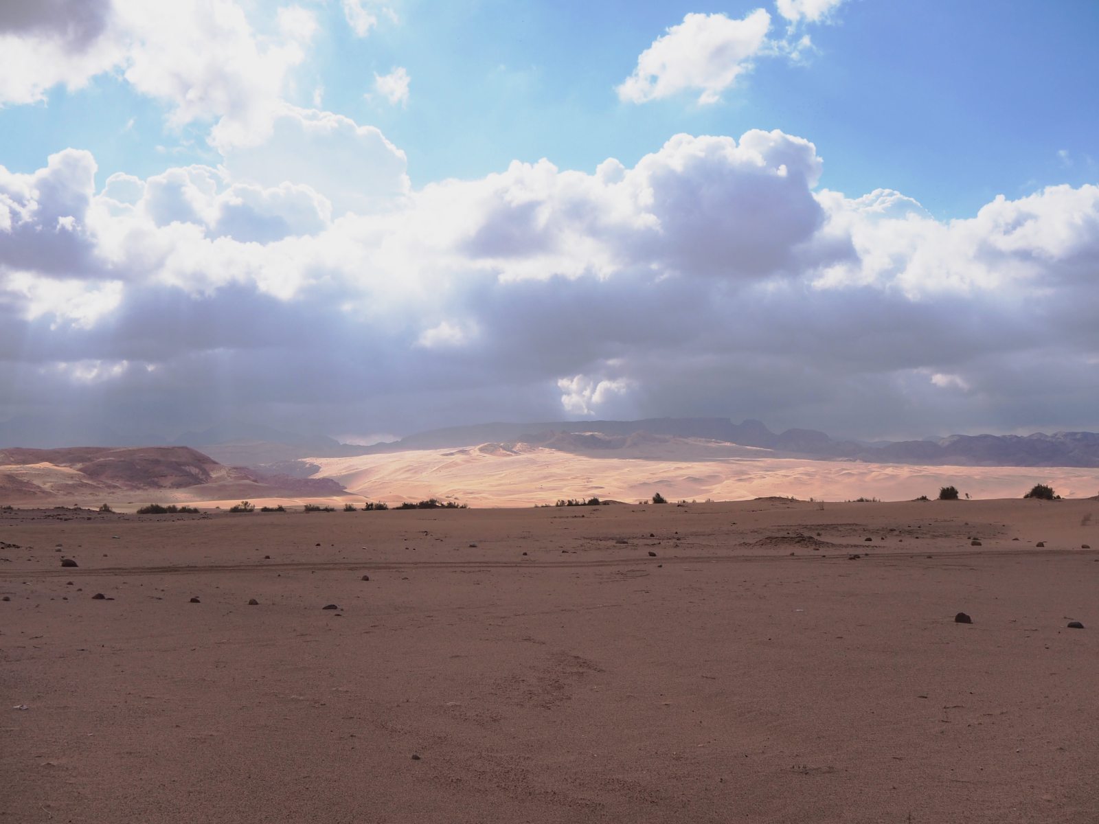Wadi Araba. Gdzieś tam, między górami na horyzoncie, skrywa się Petra.