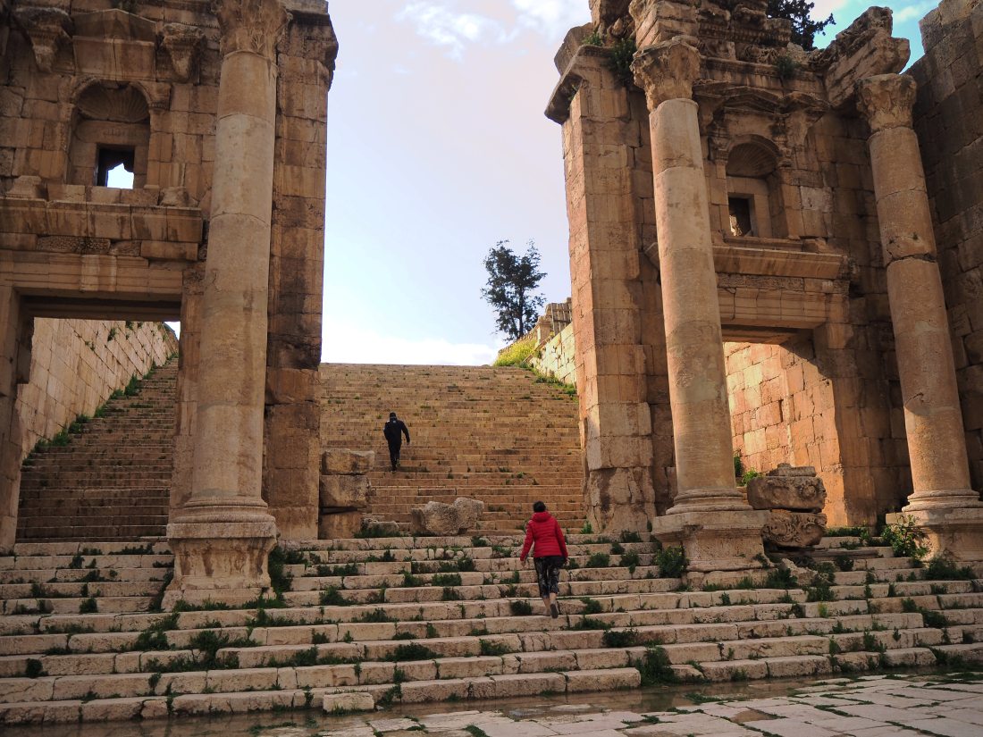 Propyleum Sanktuarium Artemidy. Stojąc na Cardo, nie widzimy, co nas czeka na szczycie schodów.