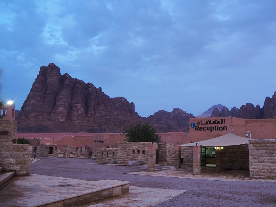 Centrum Informacji Turystycznej Wadi Rum. Skała w tle to
