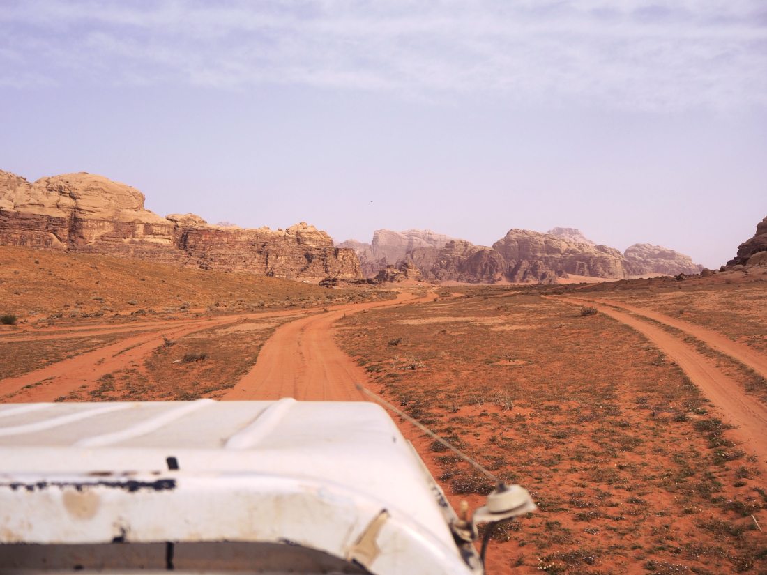 W pikapie mkniemy przez Wadi Rum