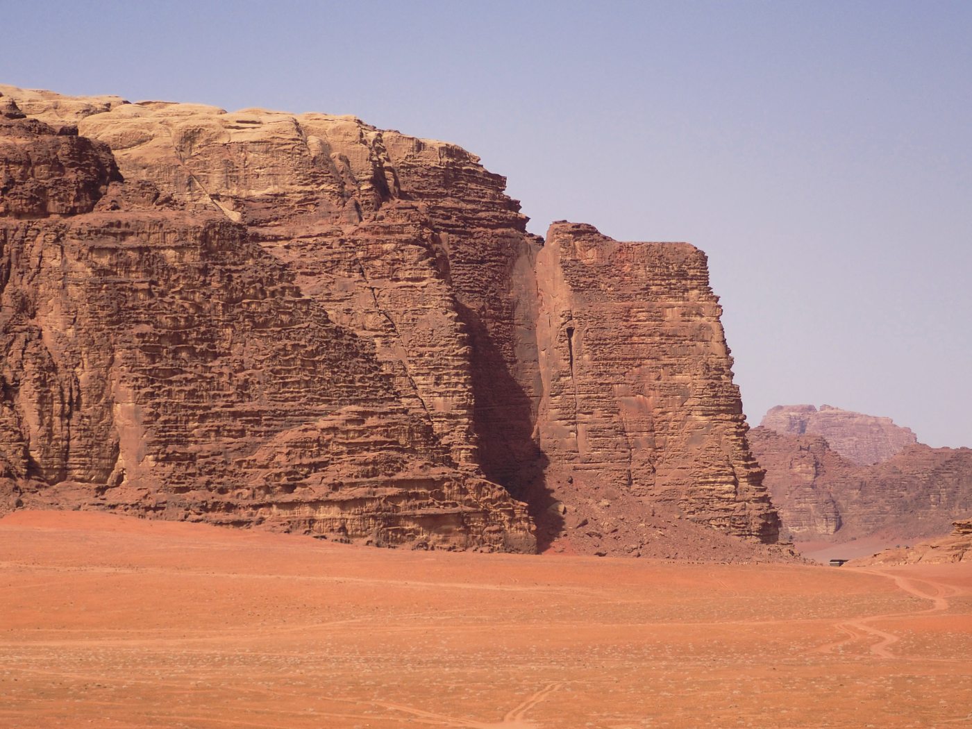 Te skały przypominają mi burty ogromnych okrętów kosmicznych ze Star Wars. Swoją drogą, Wadi Rum