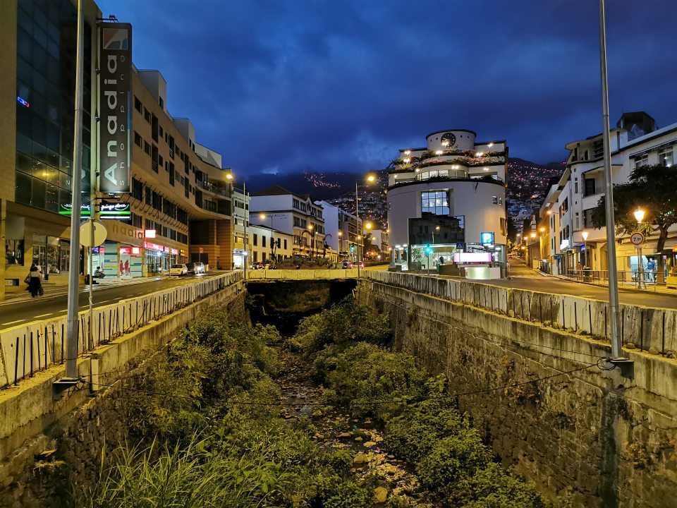 Widok z ulicy Rua Dr. Fernão de Ornela