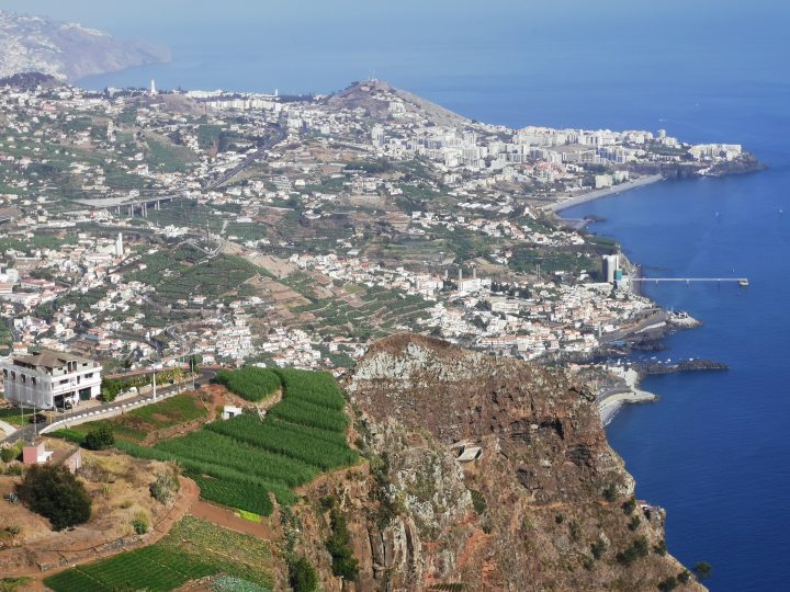 Widok z Cabo Girão na wschód