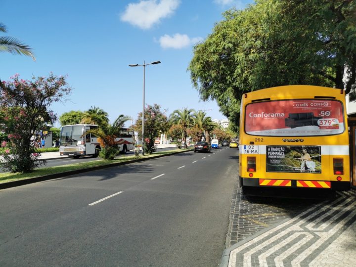 Ulica Av. Do Mar w Funchal. Tu znajdują się przystanki większości linii autobusowych na wyspie.